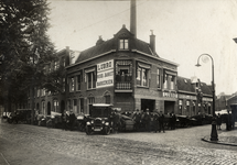 823041 Gezicht op de brood- en banketbakkerij van de Lubro (Abel Tasmanstraat 9) te Utrecht; rechts de Van ...